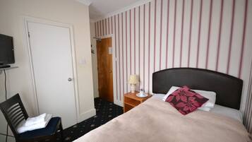 Single Room | Desk, soundproofing, iron/ironing board, free cribs/infant beds
