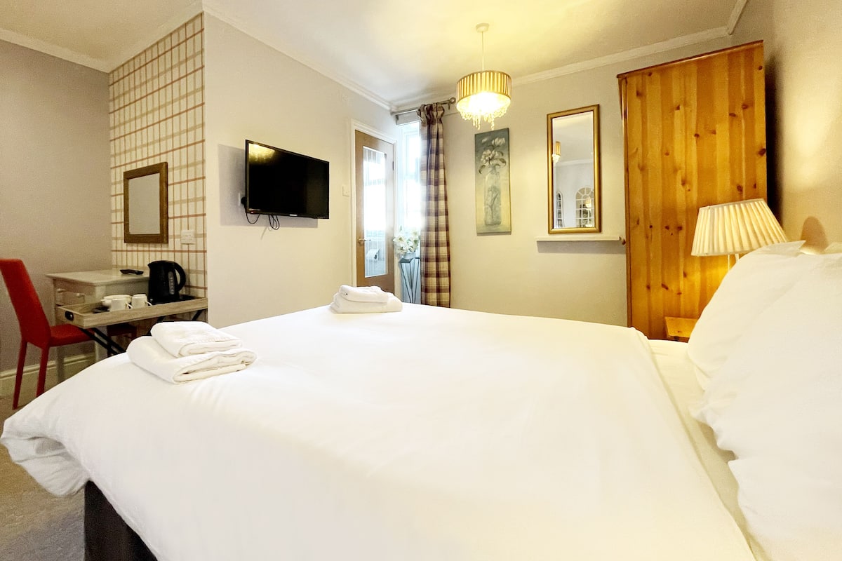 double room | iron/ironing board, free wifi, bed sheets