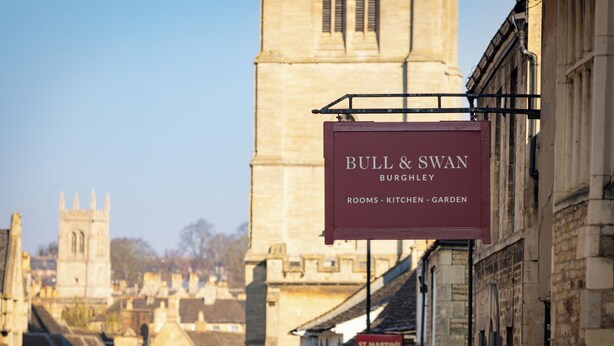Señal de Bull & Swan Bursley con habitaciones, cocina y jardín.