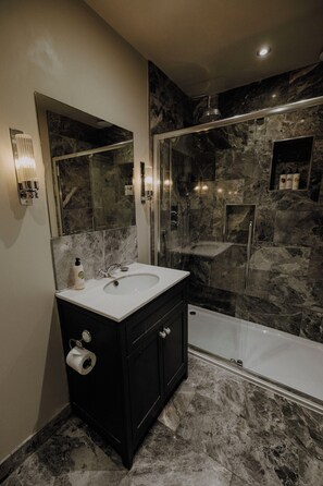 Executive-Zimmer | Badezimmer | Haartrockner, Handtücher, Seife, Shampoo