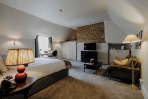 Deluxe Double Room | Individually decorated, iron/ironing board, free WiFi, bed sheets - The Bull And Swan (Stamford)