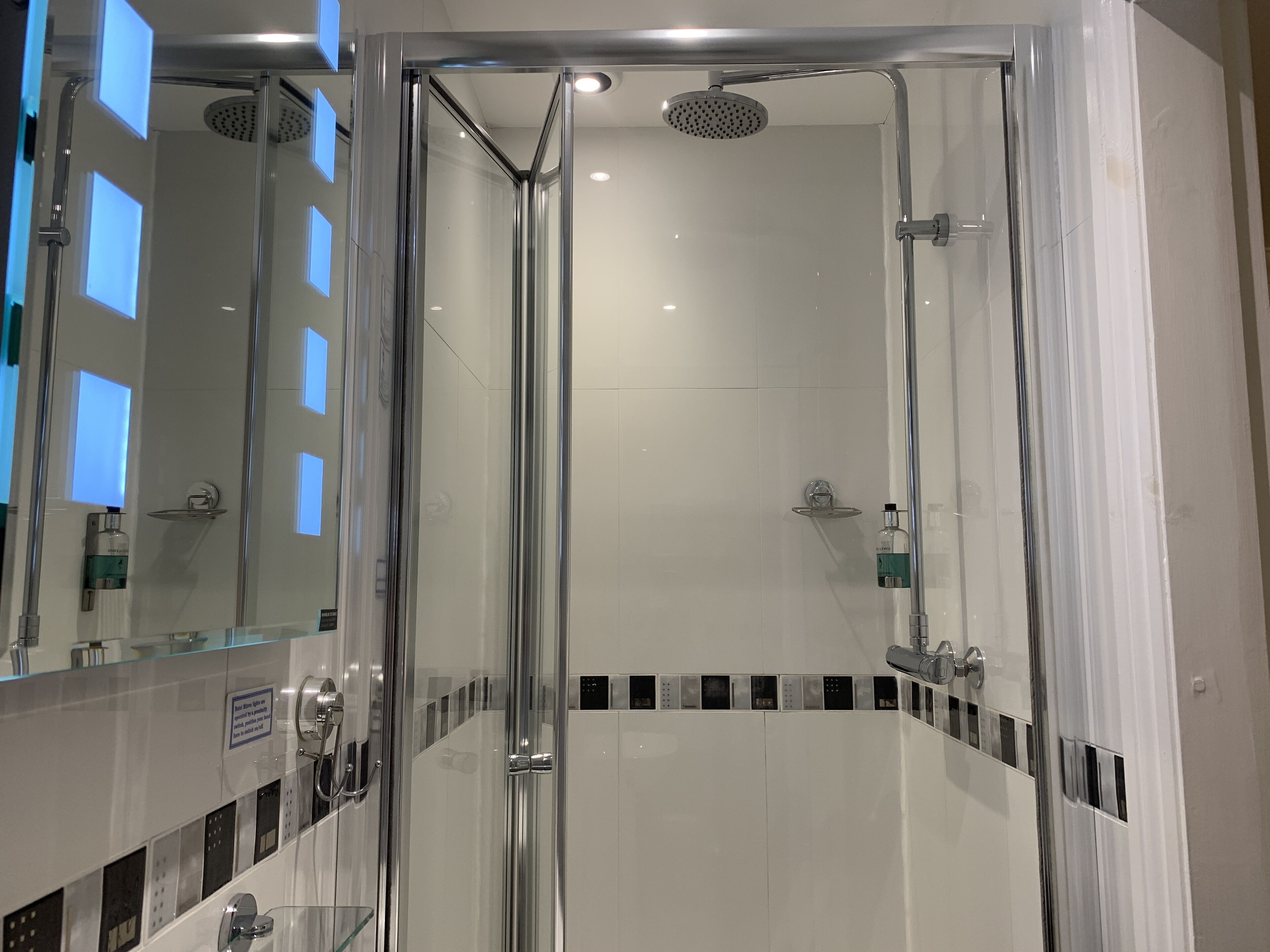 Superior-Doppel- oder -Zweibettzimmer | Badezimmer | Dusche, Regendusche, kostenlose Toilettenartikel, Haartrockner