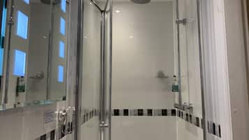 Superior-Doppel- oder -Zweibettzimmer | Badezimmer | Dusche, Regendusche, kostenlose Toilettenartikel, Haartrockner