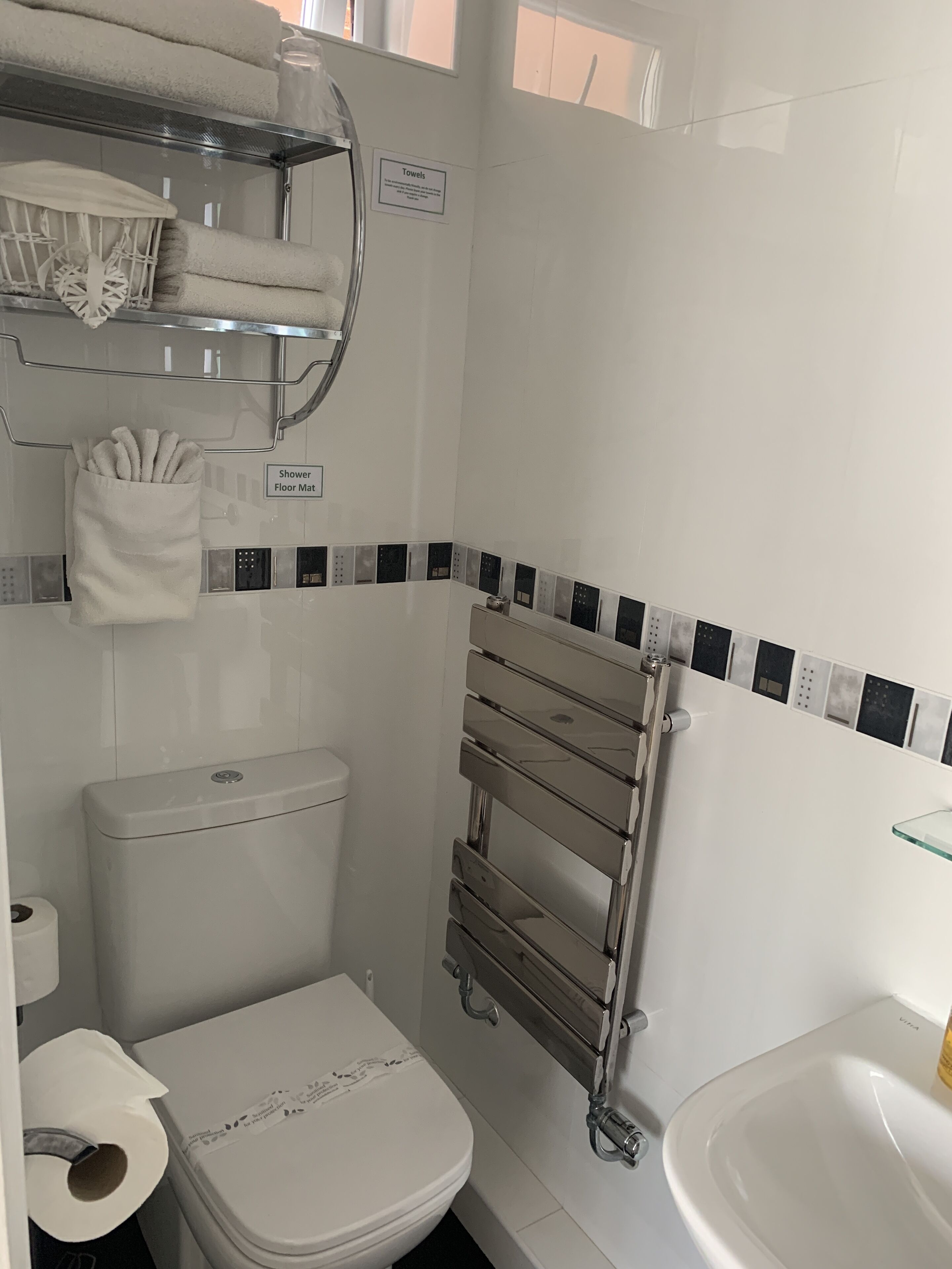Ein modernes Badezimmer mit Toilette, Dusche und Waschbecken.