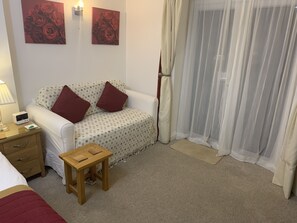 Living area - Avonpark House (Stratford-upon-Avon)