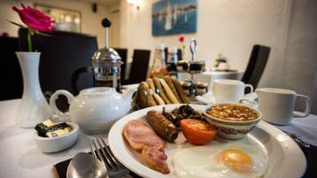 Café da manhã inglês grátis todos os dias