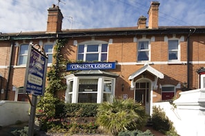 Front of property - Virginia Lodge (Stratford-upon-Avon)