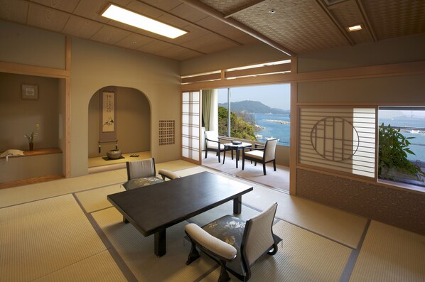 Deluxe Suite with Open-air Bath, New Building | Down comforters, minibar, in-room safe, blackout drapes - Kochoran (Toba)