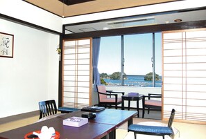 Habitación estándar (Main Building) | Edredón, minibar y caja de seguridad en la habitación 