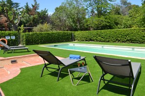 Piscina externa, espreguiçadeiras