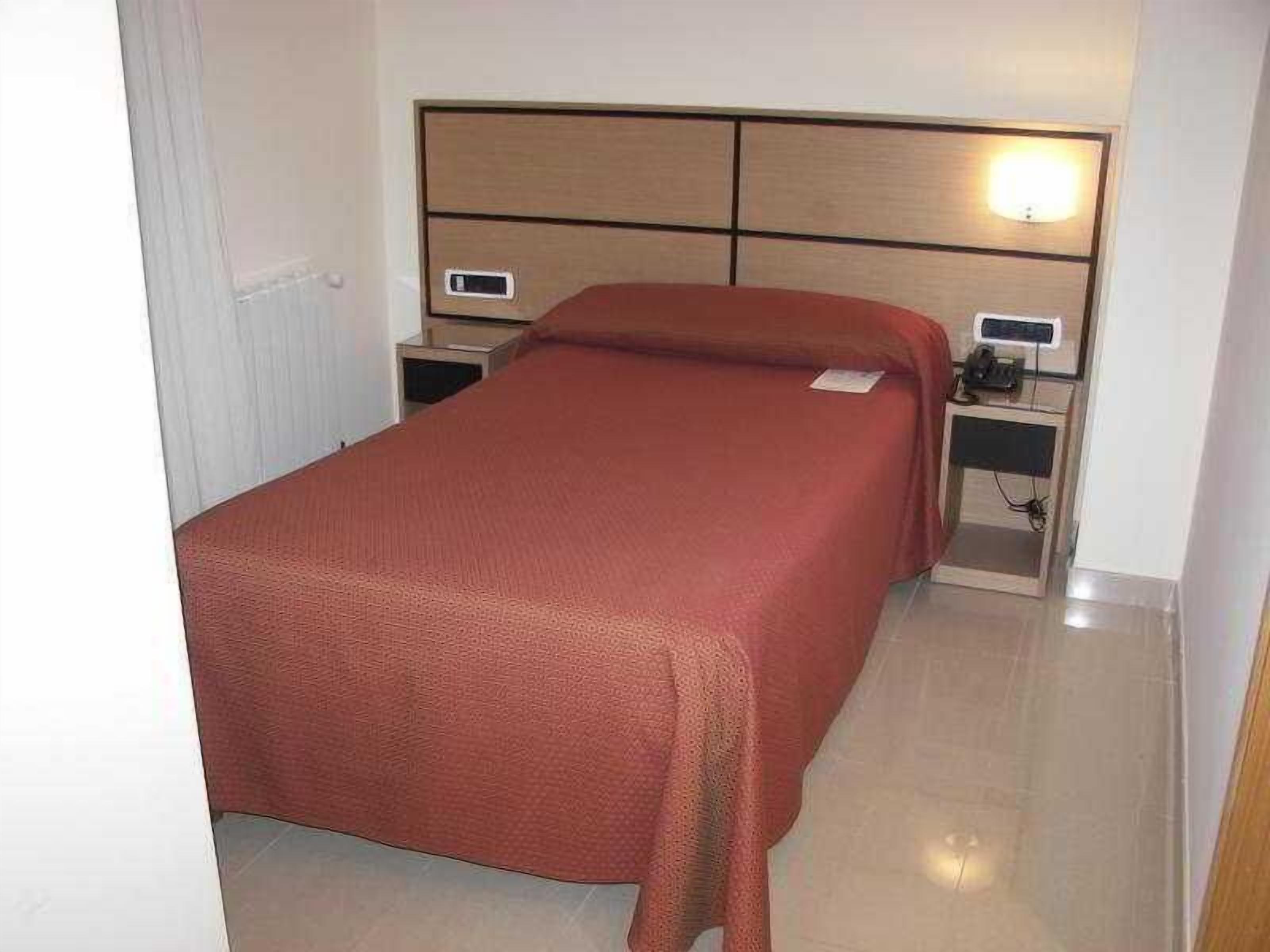 Escritorio, cortinas blackout, insonorización y wifi gratis 