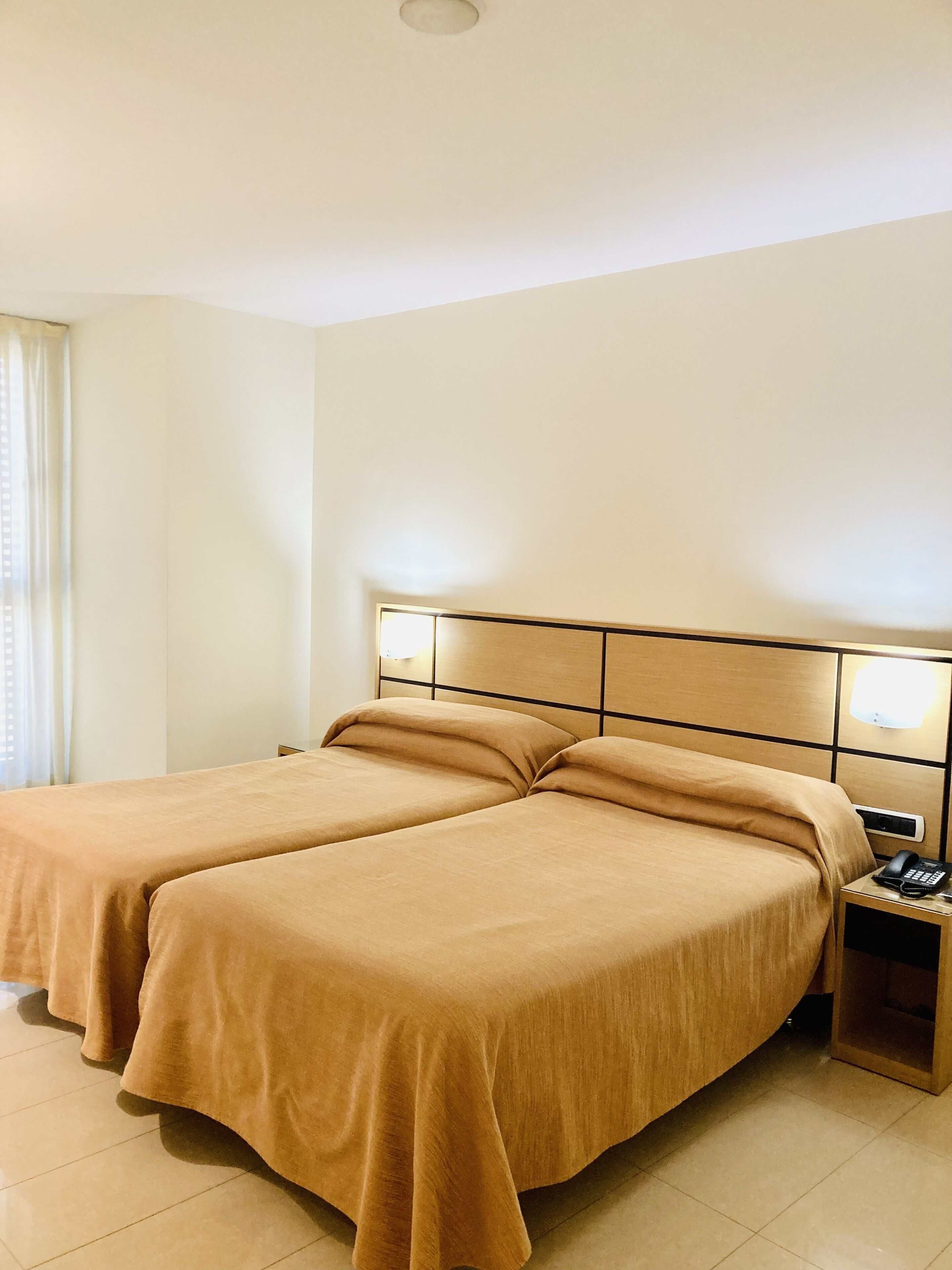 Een bureau, verduisterende gordijnen, geluiddichte muren, gratis wifi