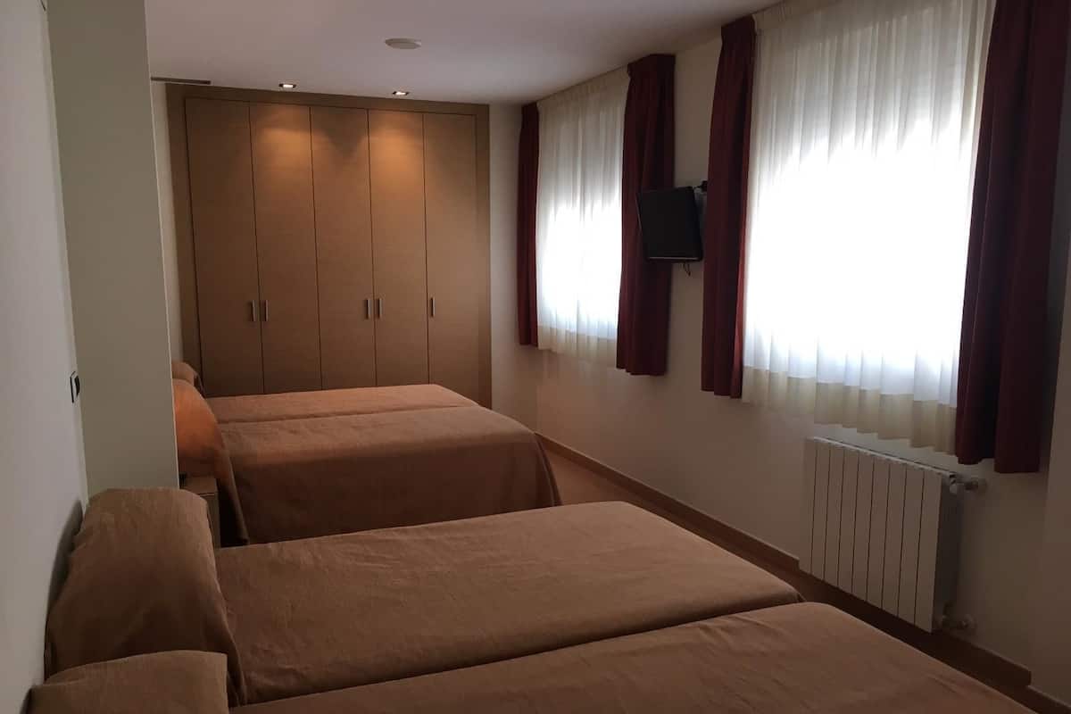 Familienzimmer | Schreibtisch, Verdunkelungsvorhänge, schallisolierte Zimmer