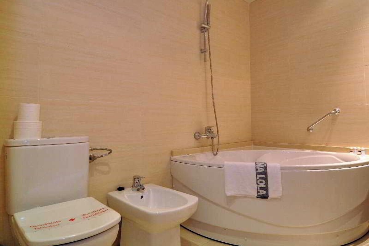 DOUBLE SINGLE USE ROOM (1 ADULT)