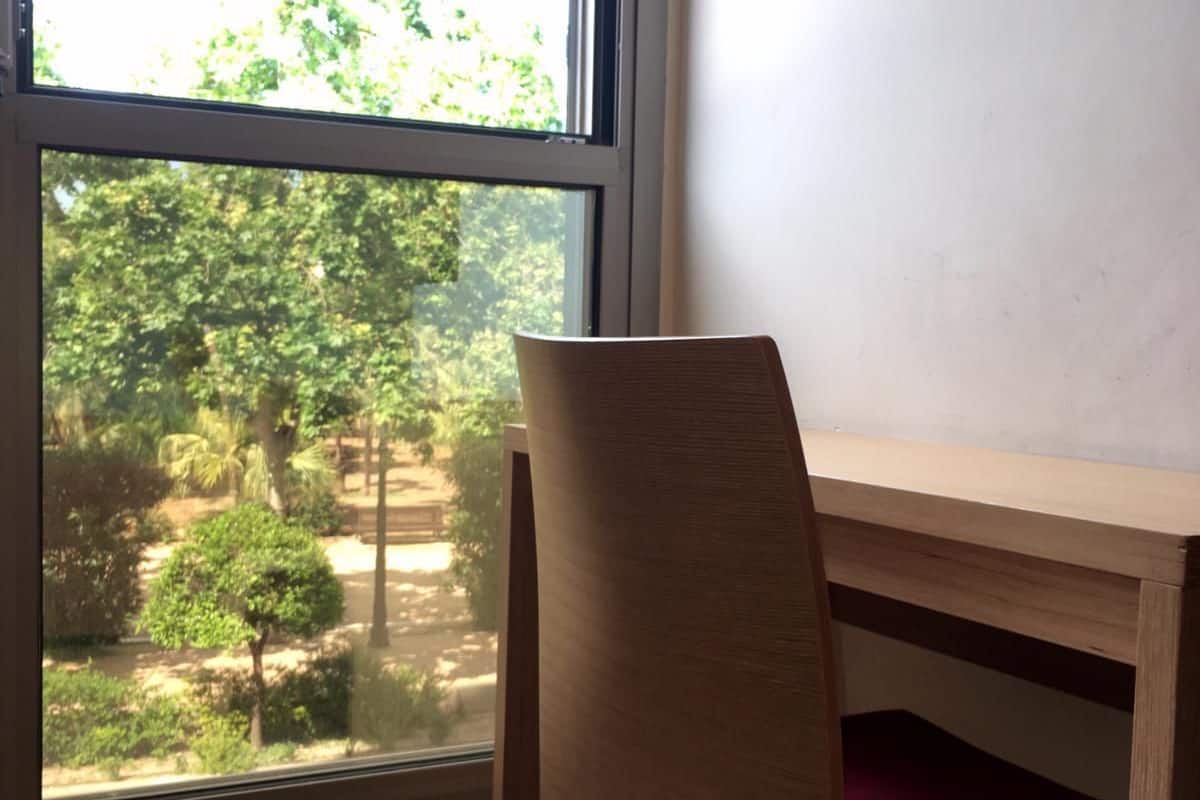 Schreibtisch, Verdunkelungsvorhänge, schallisolierte Zimmer