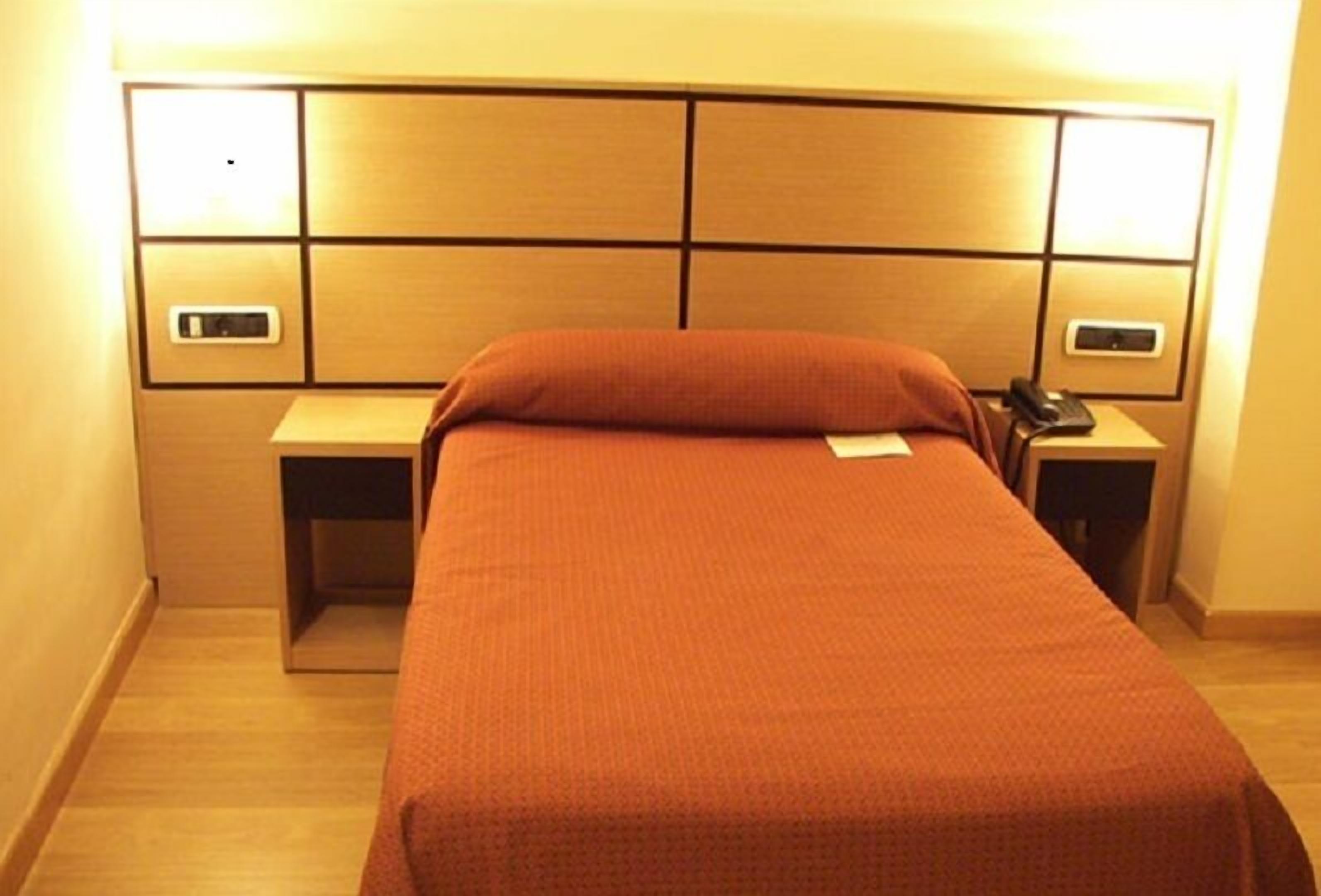 Escritorio, cortinas blackout, insonorización y wifi gratis 