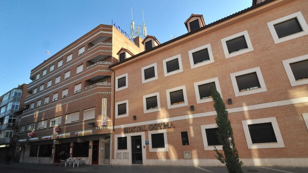 A hotel with a brick facade, multiple windows, and a sign reading "HOTEL GOYMA". - Hostal Goyma III (San Fernando de Henares)