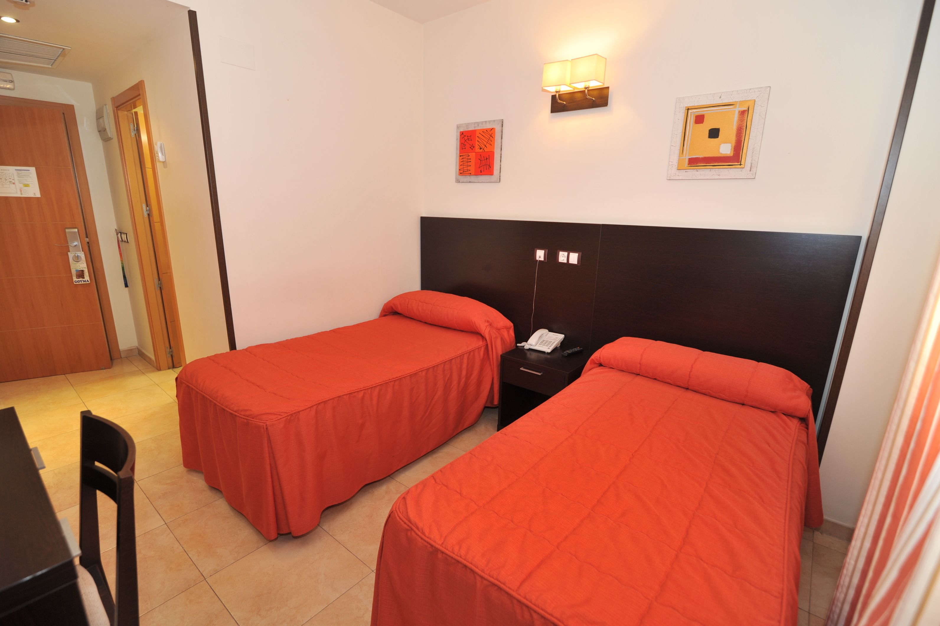 Habitación con 2 camas individuales | Escritorio y wifi gratis