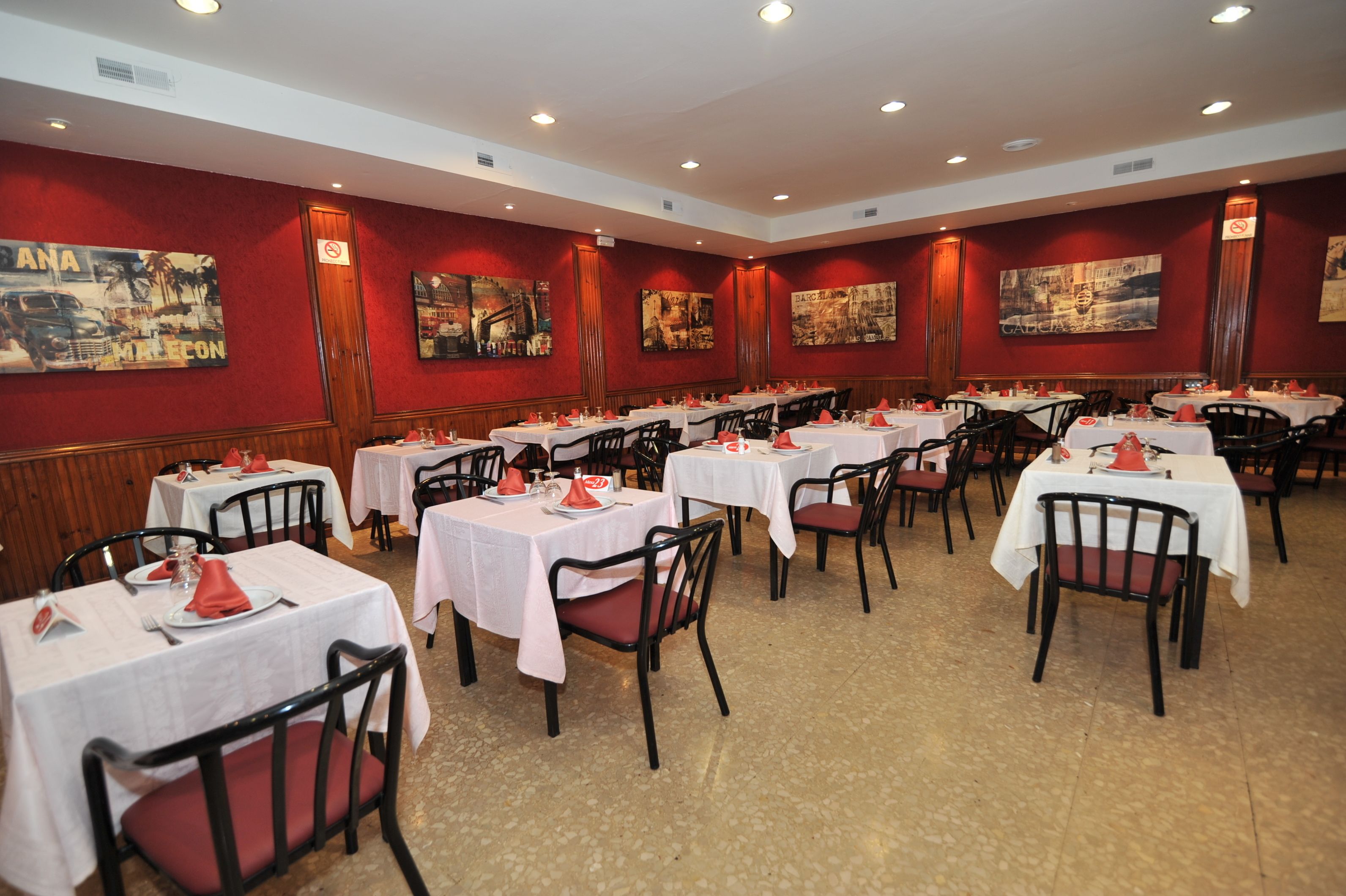 Se sirven almuerzos, cenas y cocina local 