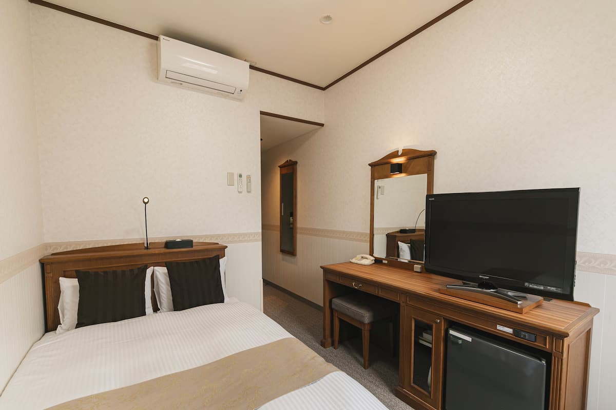 Down duvets, desk, free WiFi, bed sheets