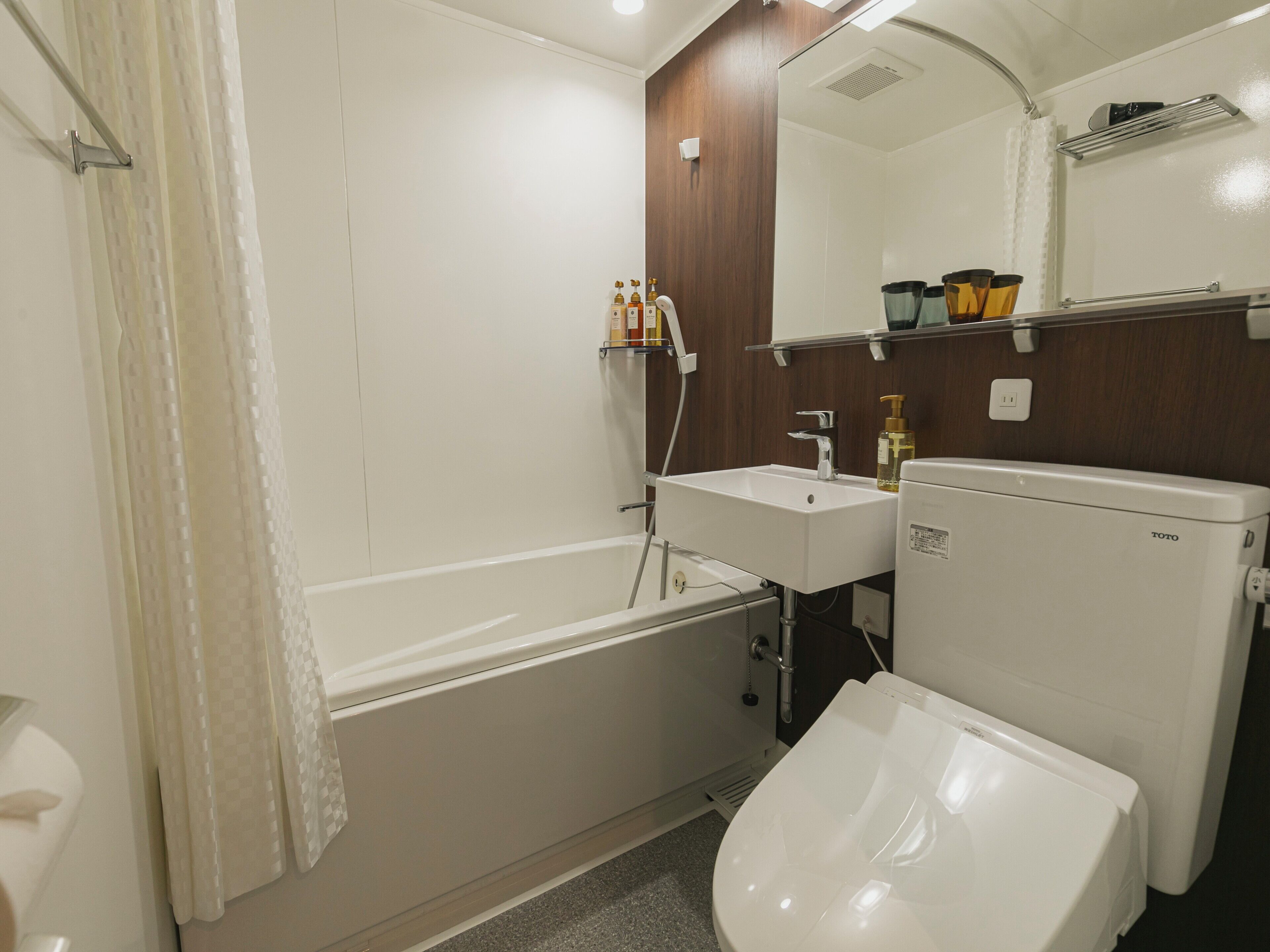 Un baño moderno con bañera, lavamanos e inodoro.