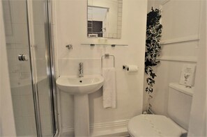 Standard Twin Room | Bathroom | Shower, hair dryer, towels - All Seasons Guest House (Windermere)