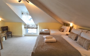 Family Triple Room | Free WiFi, bed sheets - All Seasons Guest House (Windermere)