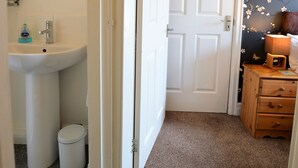 Basic Double Room | WiFi (free), bed sheets - All Seasons Guest House (Windermere)