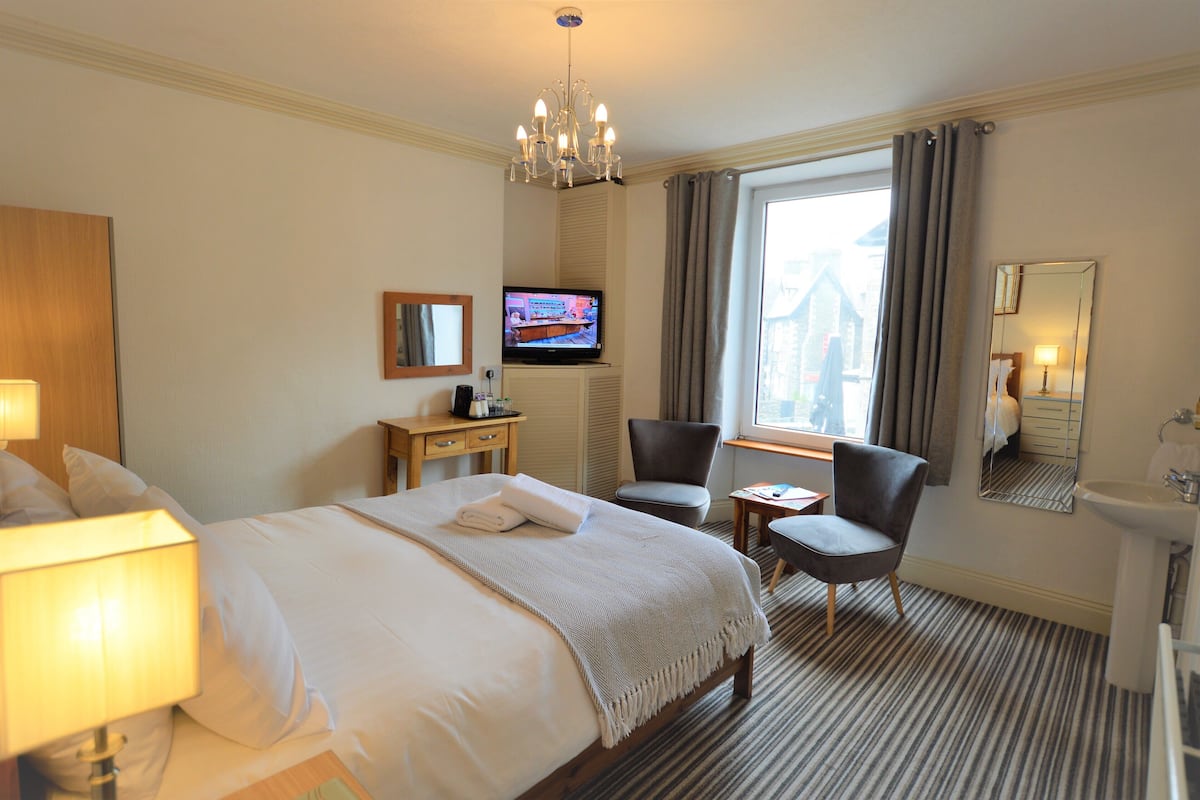 Comfort Double Room | Free WiFi, bed sheets