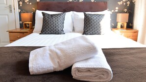 Basic Double Room | WiFi (free), bed sheets - All Seasons Guest House (Windermere)