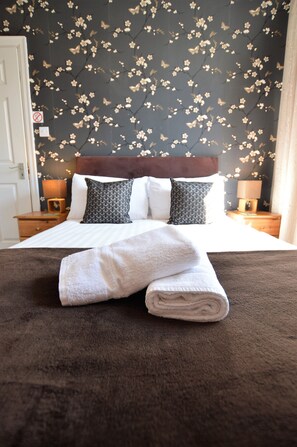 Basic Double Room | Free WiFi, bed sheets - All Seasons Guest House (Windermere)