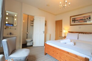 Comfort Double Room | Free WiFi, bed sheets