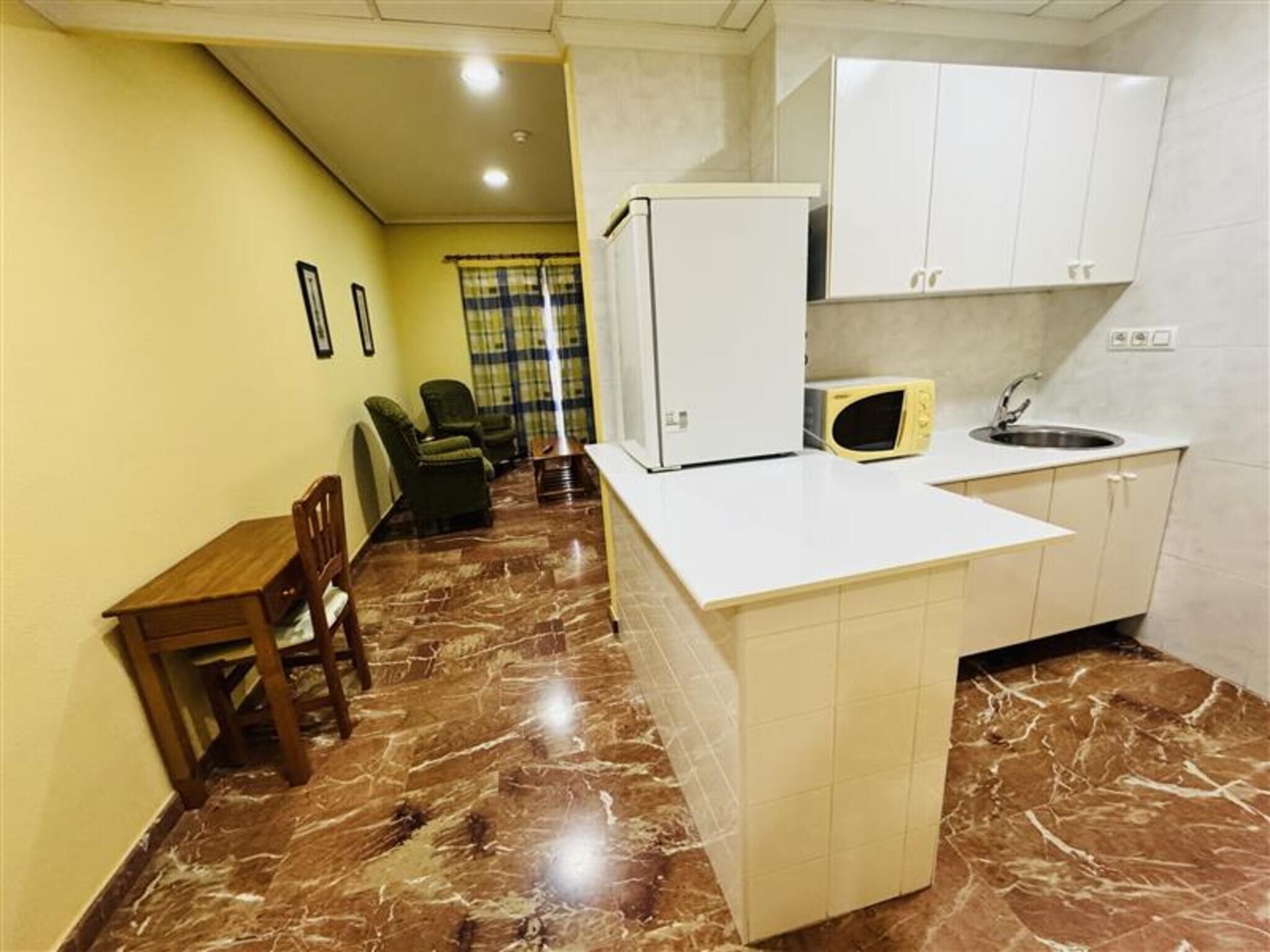 Premium suite, 1 slaapkamer, magnetron | Een kluis op de kamer, een bureau, een strijkplank/strijkijzer