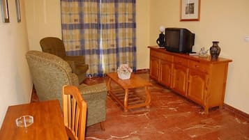 Habitación individual | Sala de estar | Una televisión de pantalla plana
