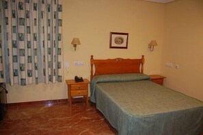 In-room safe, desk, iron/ironing board, rollaway beds - Hotel Albohera (San Javier)