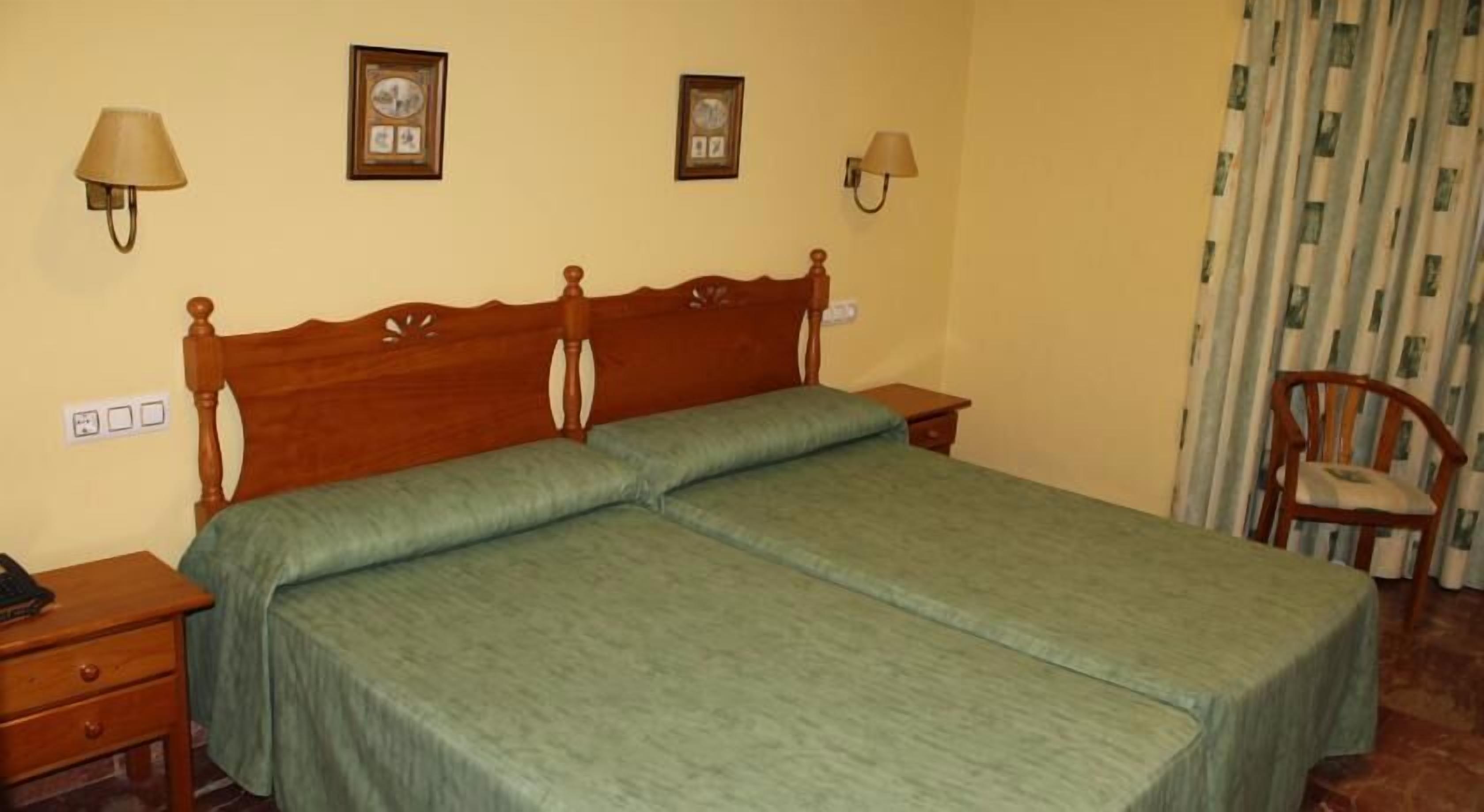 雙人房 | 客房內保險箱、書桌、熨斗/熨衣板、折疊床/加床