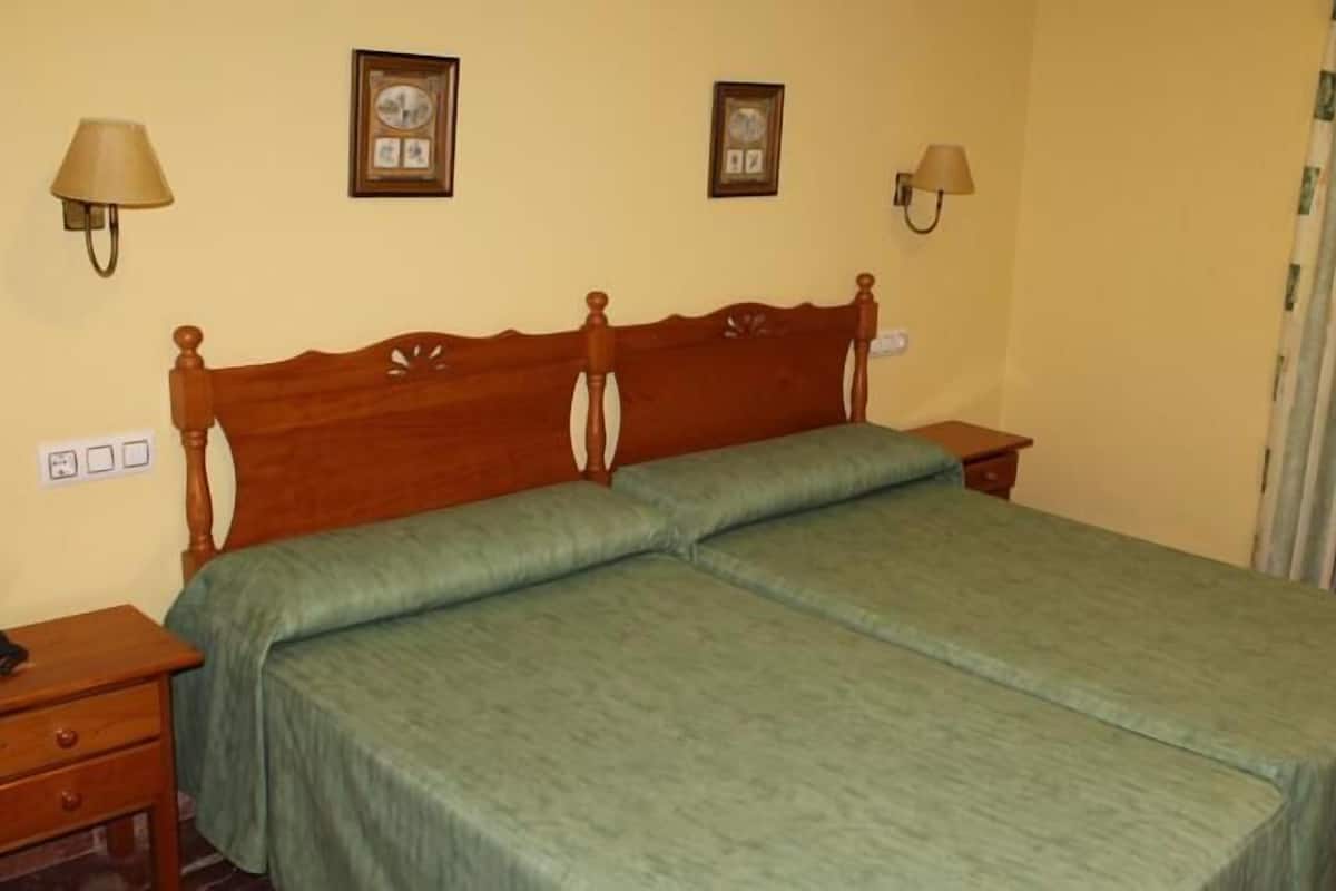 雙人房 | 客房內保險箱、書桌、熨斗/熨衣板、折疊床/加床