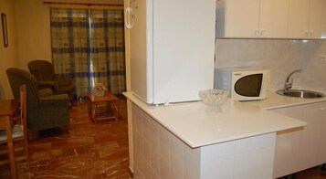 Habitación individual | Cocina básica privada | Frigorífico y microondas en la zona común