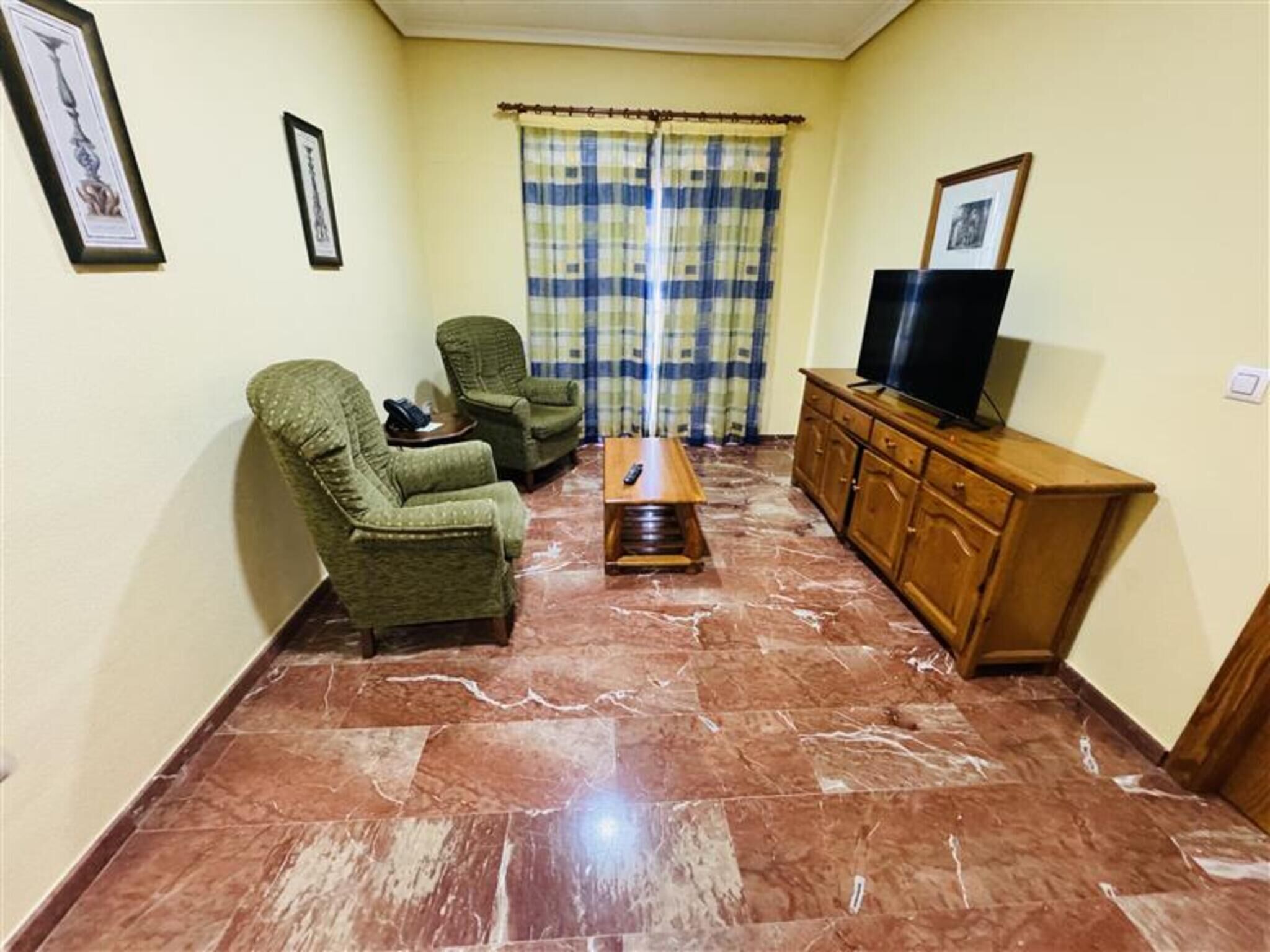 Suite Room | Living area | Flat-screen TV