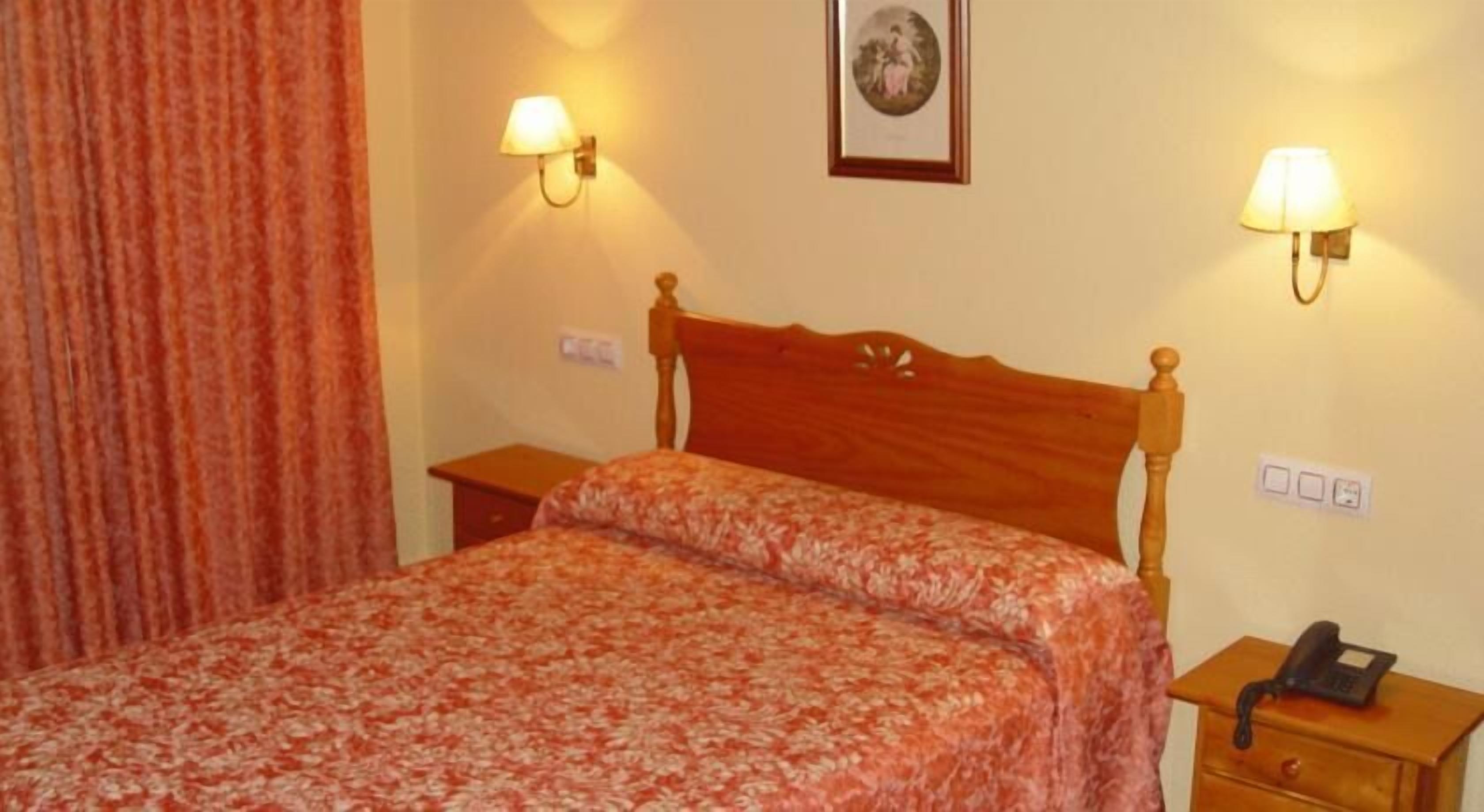 客房內保險箱、書桌、熨斗/熨衣板、折疊床/加床