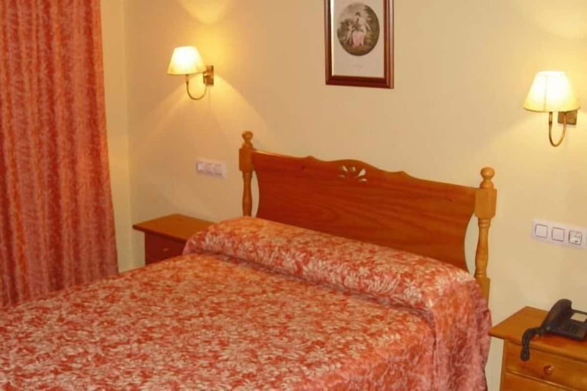 客房內保險箱、書桌、熨斗/熨衣板、折疊床/加床