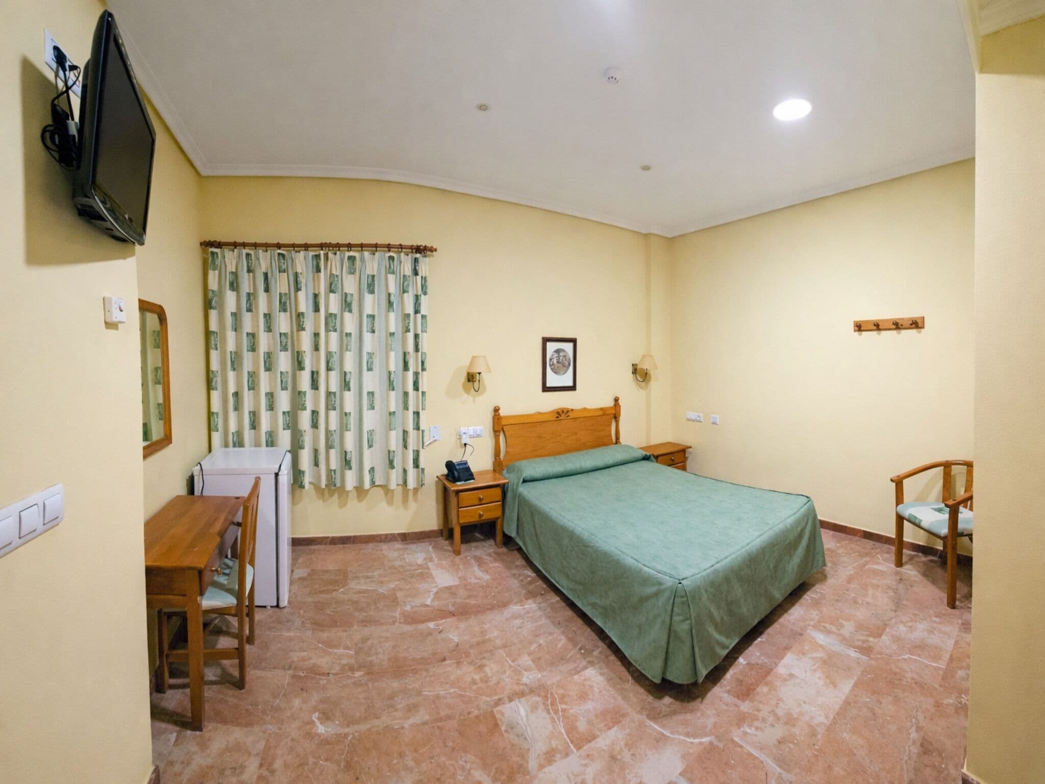 Caja de seguridad en la habitación y escritorio 