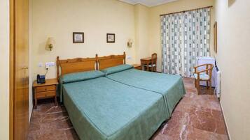 Tweepersoonskamer | Een kluis op de kamer, een bureau, een strijkplank/strijkijzer