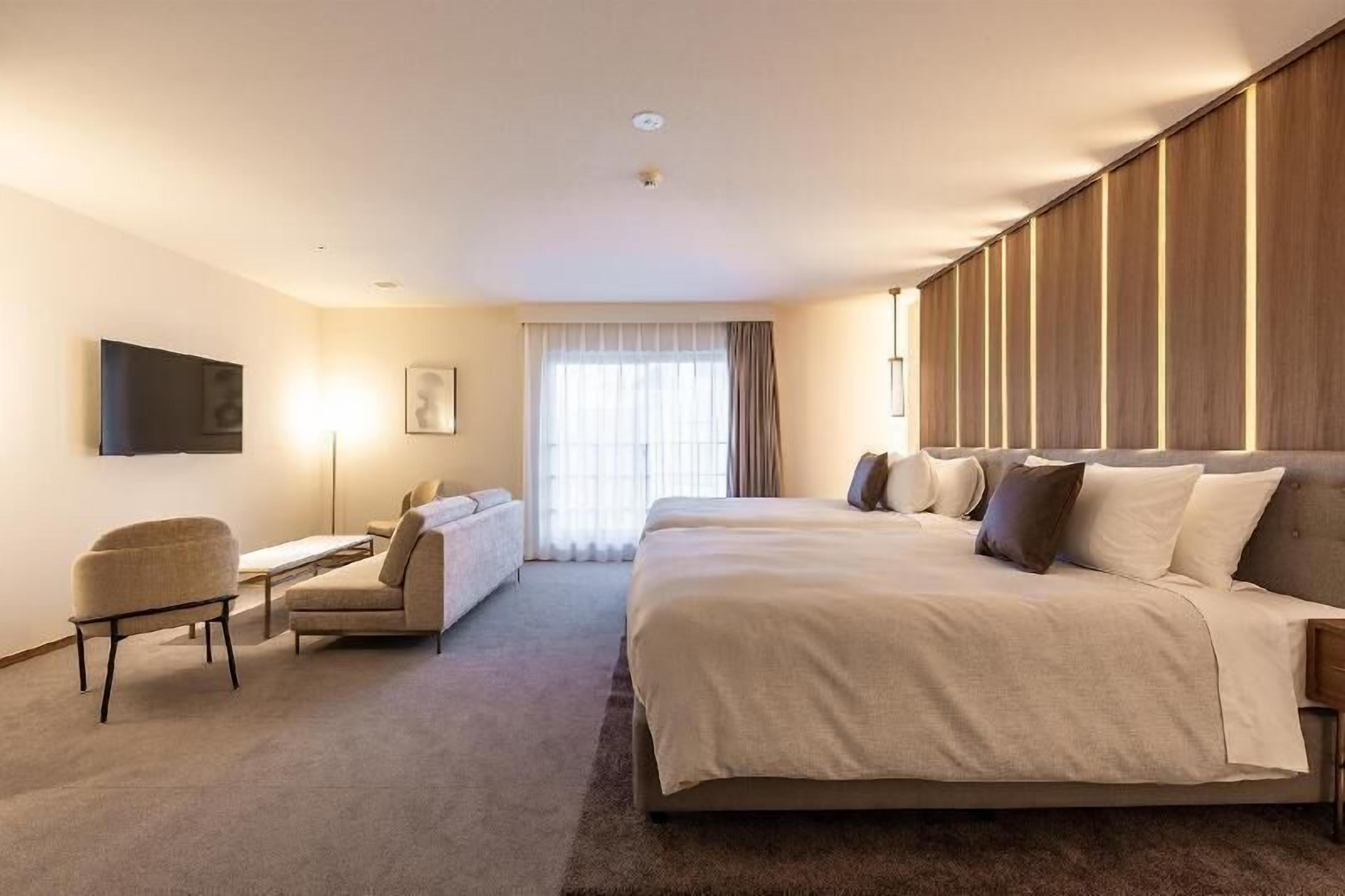 객실 내 금고, 각각 다른 스타일의 인테리어, 각각 다르게 가구 비치, 책상