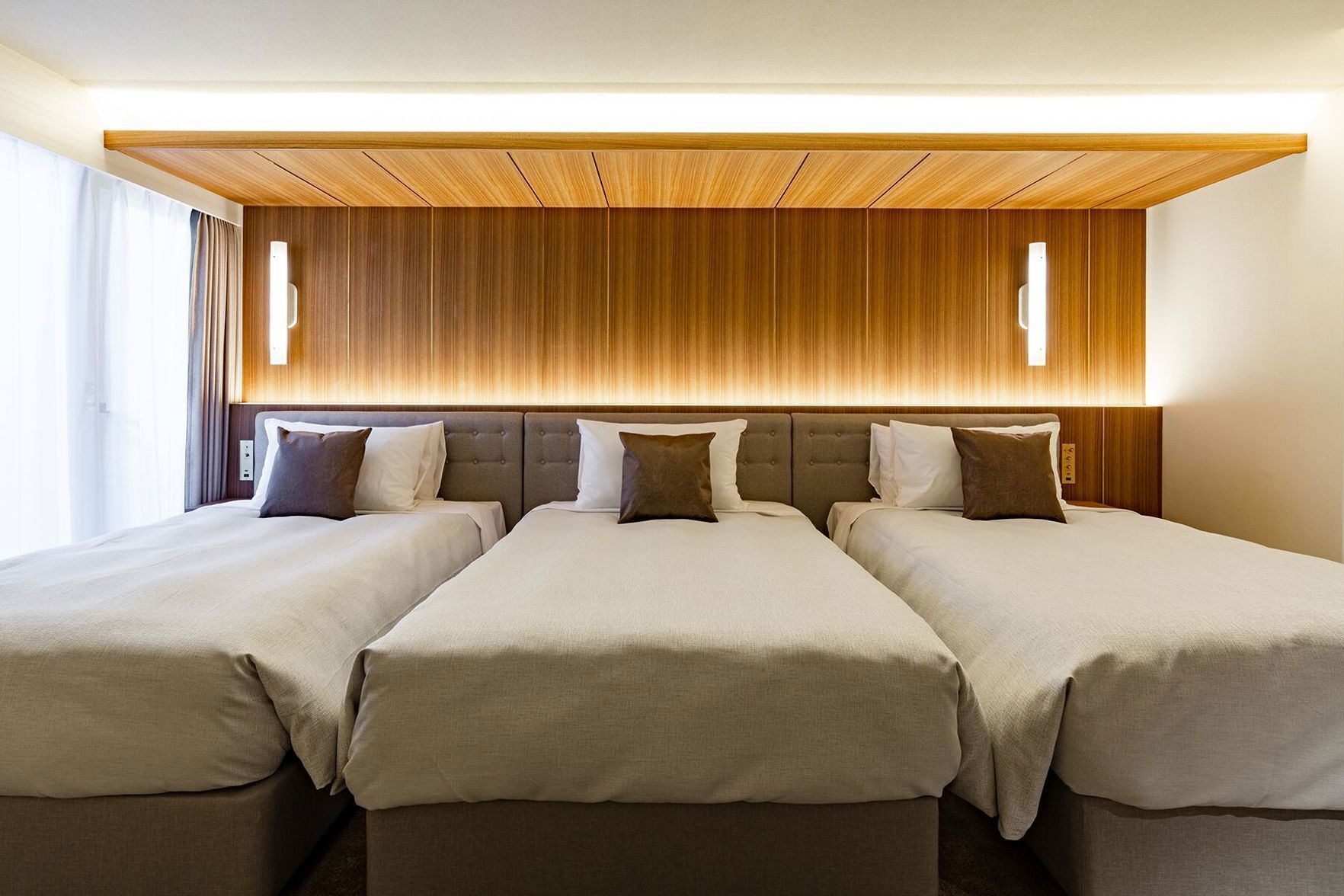 객실 내 금고, 각각 다른 스타일의 인테리어, 각각 다르게 가구 비치, 책상