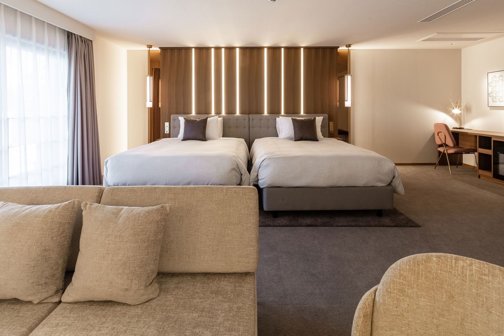 객실 내 금고, 각각 다른 스타일의 인테리어, 각각 다르게 가구 비치, 책상