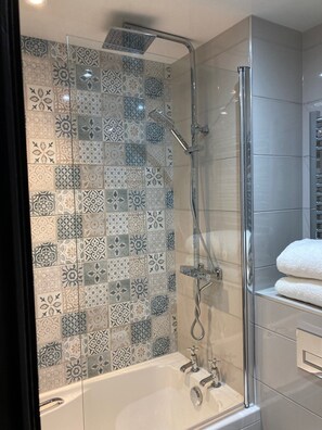 Habitación doble (Four Poster (5)) | Baño | Amenidades de baño gratuitas, secadora de cabello, toallas 