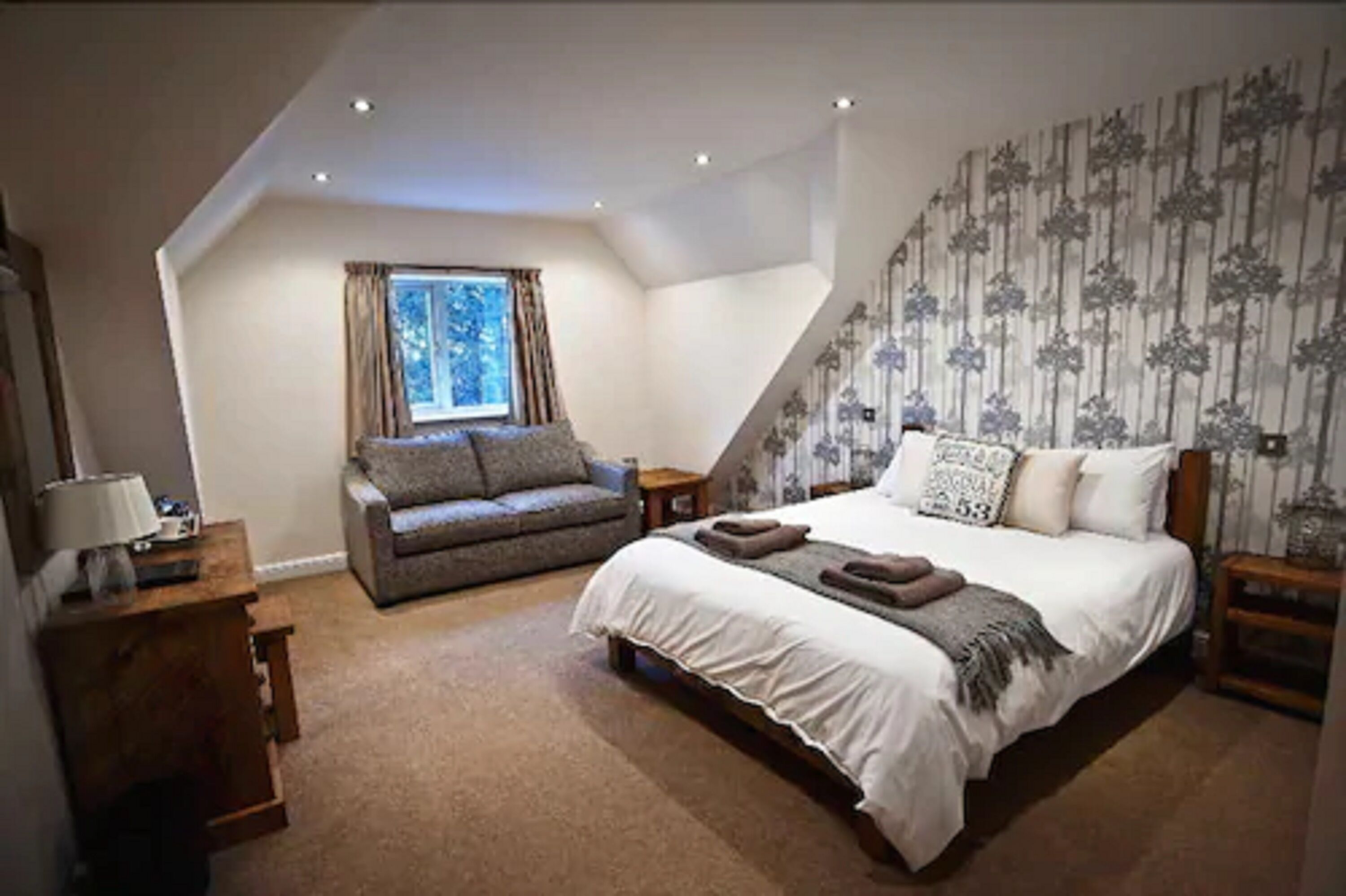 Double Room, 1 King Bed | Free minibar, individually decorated, individually furnished, desk