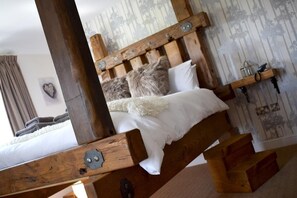 Executive Room | Free minibar, individually decorated, individually furnished, desk - White Hart Inn (Alfreton)