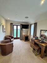 Executive Room | Free minibar, individually decorated, individually furnished, desk